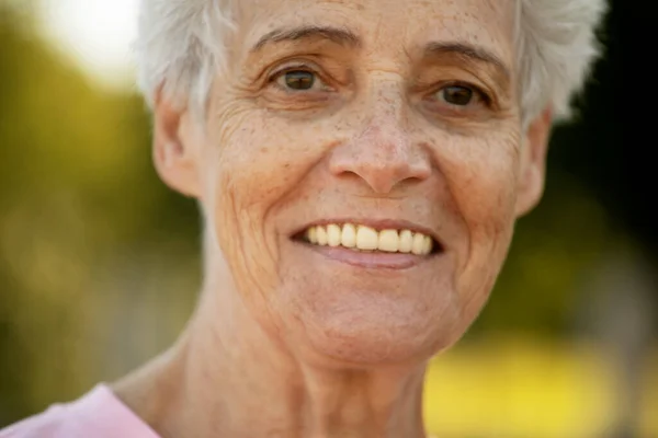 Retrato Una Anciana Sonriente Parque Cierre Retrato Feliz Mujer Madura —  Fotos de Stock