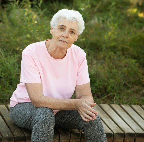 Una Donna Anziana Con Capelli Corti Grigi Siede Una Panchina — Foto Stock
