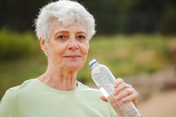 Donna Anziana Con Capelli Corti Grigio Acqua Potabile Dopo Esercizio — Foto Stock
