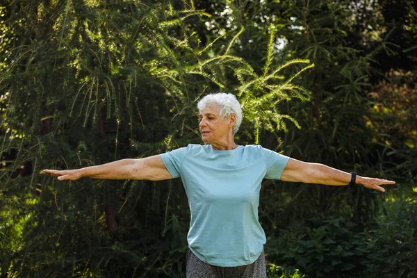 Mujer Anciana Con Pelo Corto Practicando Yoga Tai Chi Aire — Foto de Stock