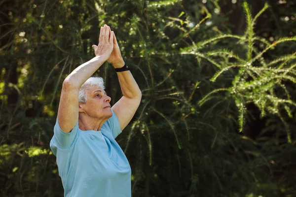 Старшая Женщина Короткими Волосами Практикует Йогу Тай Открытом Воздухе Старая — стоковое фото