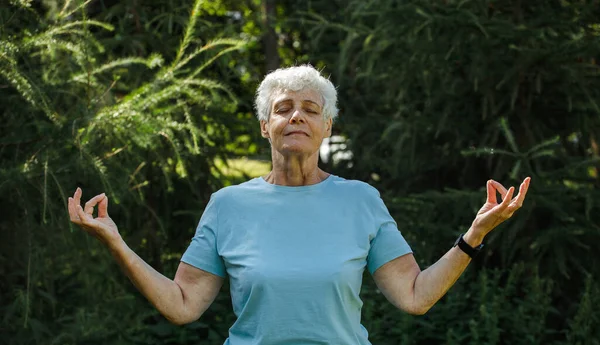 Äldre Kvinna Med Kort Hår Praktiserar Yoga Och Tai Chi — Stockfoto