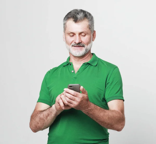 Tehnologi Och Äldre Människor Koncept Porträtt Seniorskäggig Man Som Messaging — Stockfoto