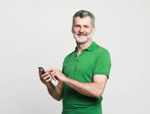 Tehnologi Och Äldre Människor Koncept Porträtt Seniorskäggig Man Som Messaging — Stockfoto