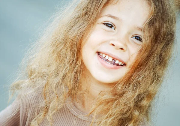 Zbliżenie Portret Szczęśliwego Śmiechu Pięcioletnia Dziewczyna Plener Lato — Zdjęcie stockowe