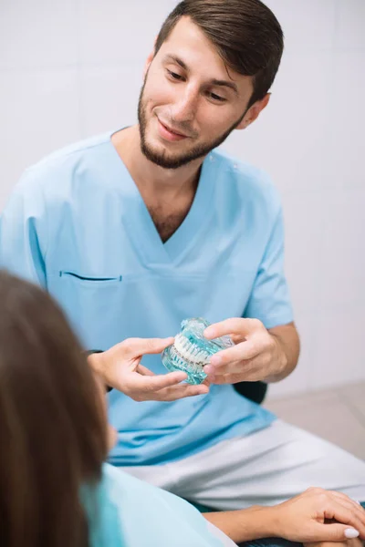 Male Dentist Shows Dentures Bracket Her Hands Patient False Teeth — Stock Photo, Image
