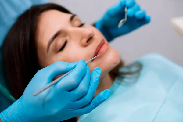 Doktor Dişlerini Muayene Ederken Gözleri Kapalı Bir Kadın Dişçi Koltuğunda — Stok fotoğraf