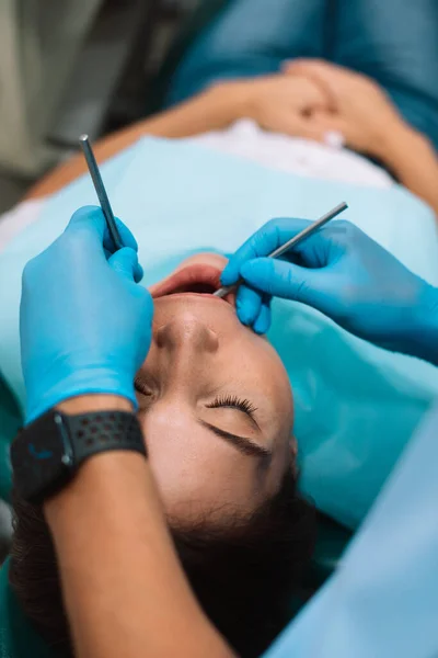 Joven Dentista Masculino Haciendo Tratamiento Clínica Moderna —  Fotos de Stock