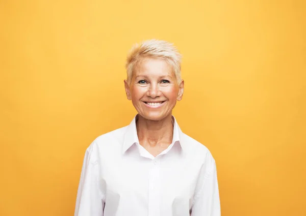 Elderly Beautiful Woman Short Pixie Haircut Yellow Color Background Close — Stock Photo, Image