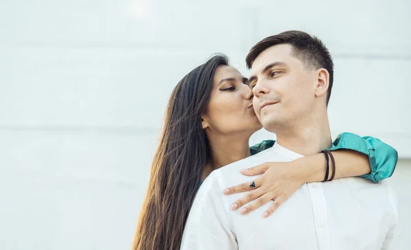 Νεαρό Ευτυχισμένο Ζευγάρι Ερωτευμένο Διαφορετική Εθνικότητα Αγκαλιάζει Και Φιλάει Στο — Φωτογραφία Αρχείου