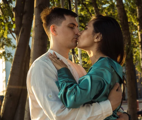 Fiatal Boldog Pár Különböző Nemzetiségű Szerelmesek Ölelkeznek Csókolóznak Parkban Ázsiai — Stock Fotó