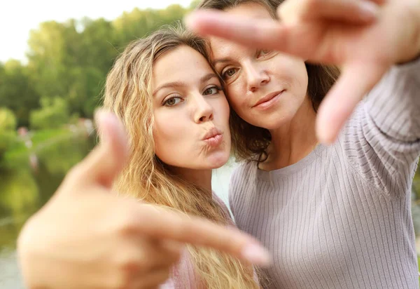 Lifestyle Family People Concept Mature Mother Adult Daughter Doing Selfie — Photo