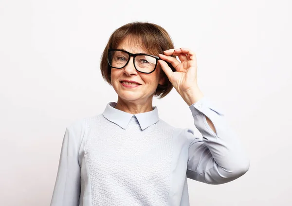Mulher Sorridente Velha Usar Óculos Sobre Fundo Branco — Fotografia de Stock