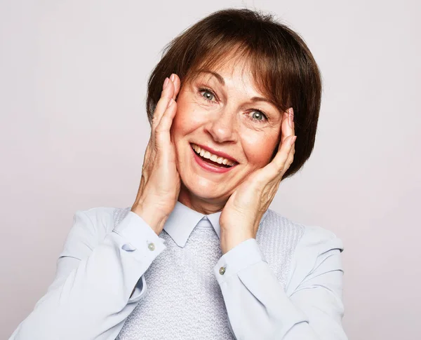 Boldog Női Nyugdíjas Nevet Boldogan Egy Tapasztal Örömteli Érzelmek Fotó — Stock Fotó