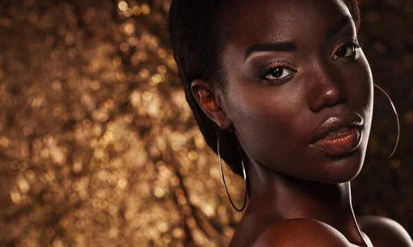Primer Plano Retrato Sensual Joven Africana Sobre Fondo Dorado — Foto de Stock