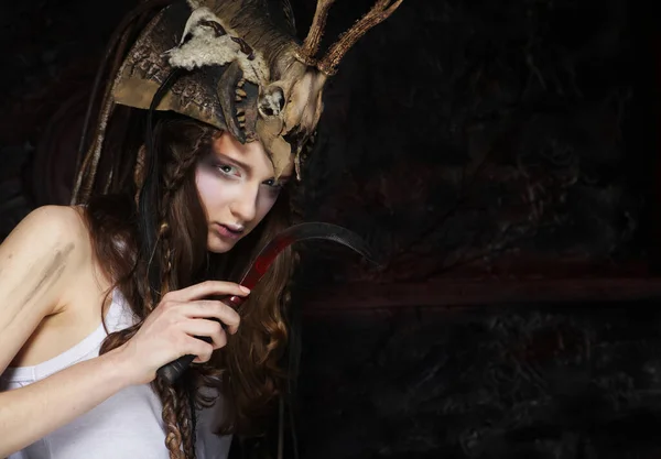 Młoda Kobieta Agresywnym Makijażem Trzymająca Sierp Halloween Przyjęcie Kostiumowe — Zdjęcie stockowe