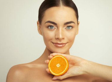 Portakal, güzellik ve kadın stüdyoda doğal cilt parlaklığı, kozmetik ve cilt bakımı için gülümsüyor. C vitamini ile mutlu olan estetik modelin yüz sonuçları, sağlığı ve sağlığı..