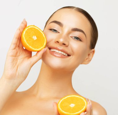 Portakal, güzellik ve kadın stüdyoda doğal cilt parlaklığı, kozmetik ve cilt bakımı için gülümsüyor. C vitamini ile mutlu olan estetik modelin yüz sonuçları, sağlığı ve sağlığı..