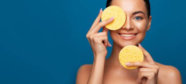 Portakal, güzellik ve kadın stüdyoda doğal cilt parlaklığı, kozmetik ve cilt bakımı için gülümsüyor. C vitamini ile mutlu olan estetik modelin yüz sonuçları, sağlığı ve sağlığı..