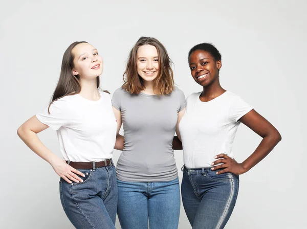 Grupp Glada Unga Kvinnor Olika Storlek Och Etnicitet Shirts Över — Stockfoto