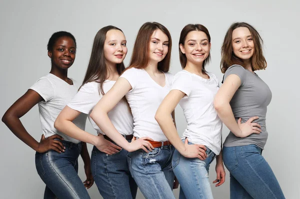 Grupo Jovens Mulheres Felizes Diferentes Tamanhos Etnia Camisetas Sobre Fundo — Fotografia de Stock