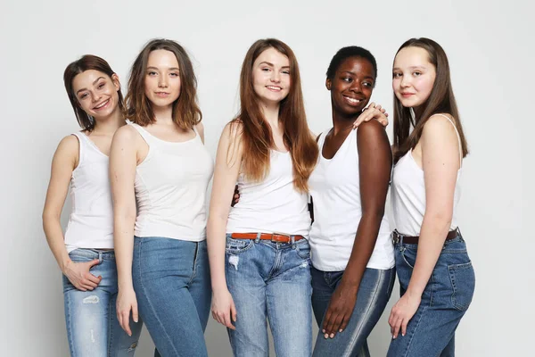 Estilo Vida Amizade Conceito Pessoas Grupo Cinco Meninas Amigas Diferentes — Fotografia de Stock