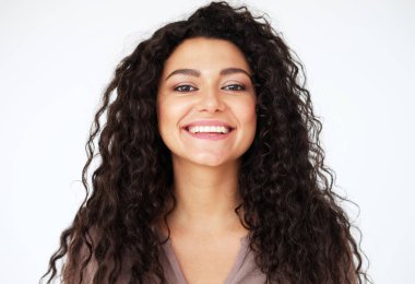 Yaşam tarzı ve insan konsepti - Güzel afro-amerikalı kadın portreyi kapat