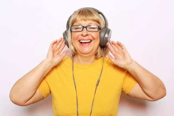 Wesoła Staruszka Słuchająca Muzyki Słuchawkami Białym Tle Koncepcja Stylu Życia — Zdjęcie stockowe
