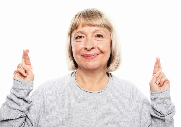 短い髪を持つスタイリッシュな引退した女性は指が交差し 白い背景に笑顔でドレッシング — ストック写真