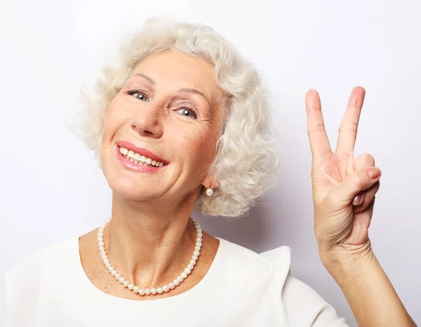 Donna Anziana Che Selfie Con Canti Pace Sorrisi Ritratto Nonna — Foto Stock