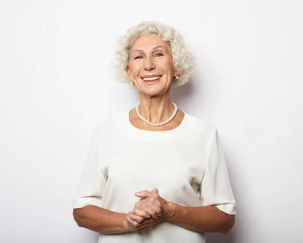 Grauhaarige Alte Schöne Lachende Frau Vereinzelt Auf Weißem Hintergrund Nahaufnahme — Stockfoto