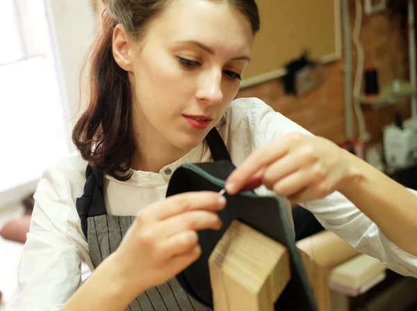 Jeune Femme Brune Travaille Dans Studio Fabrication Sacs Découpe Les — Photo