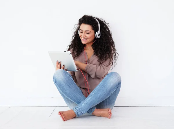 Αφροαμερικανή Νεαρή Γυναίκα Κάθεται Στο Πάτωμα Tablet Υπολογιστή Και Ακουστικά — Φωτογραφία Αρχείου