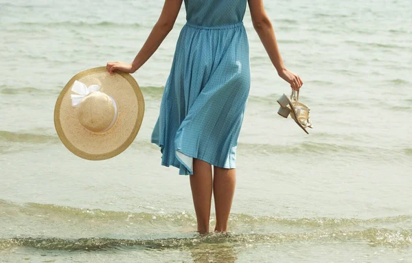 Bild Einer Jungen Frau Blauen Kleid Die Barfuß Strand Spaziert — Stockfoto