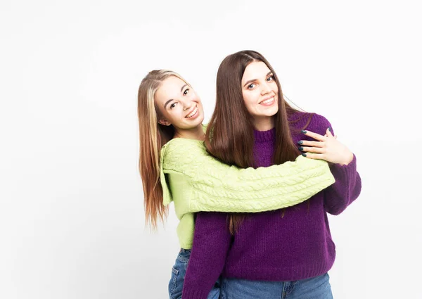 Två Unga Flickvänner Står Tillsammans Och Har Roligt Över Vit — Stockfoto