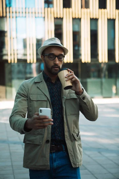 Lässig Gekleideter Junger Afroamerikanischer Mann Hält Eine Tasse Coffee Der — Stockfoto
