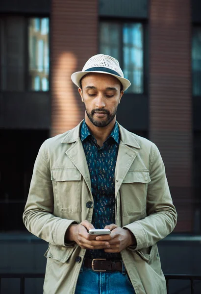 Junger Gutaussehender Afro Mann Trägt Hut Und Sms Smartphone Der — Stockfoto