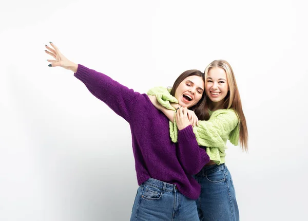 Twee Vrolijke Jonge Vrouwen Knuffelen Hebben Plezier Samen Een Witte — Stockfoto