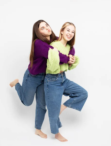 Lachend Umarmen Sich Zwei Freundinnen Und Haben Gemeinsam Spaß Vor — Stockfoto