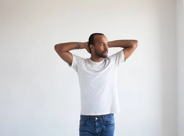 Foto Von Afro Mann Tragen Weißes Shirt Hände Kopf Pause — Stockfoto