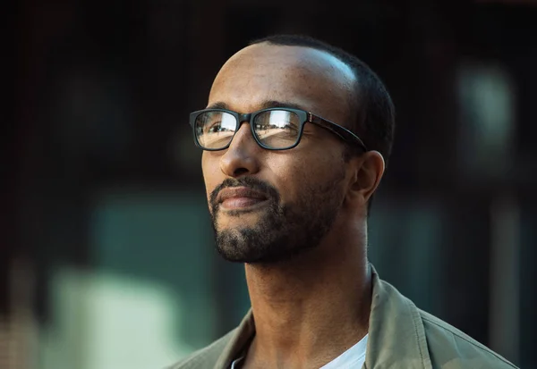 Ein Junger Unrasierter Afroamerikanischer Lächelnder Mann Mit Brille Auf Der — Stockfoto
