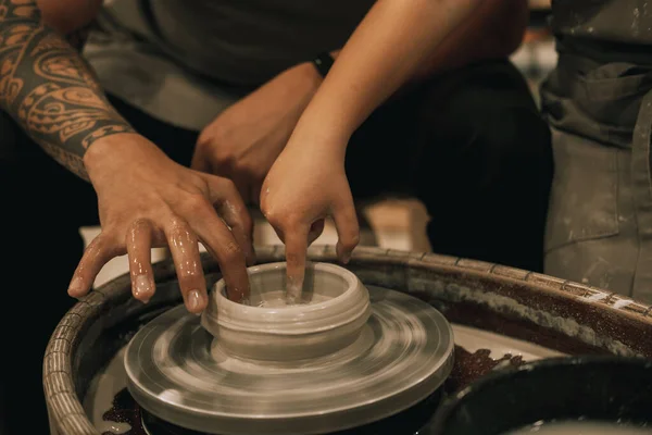 手靠紧父亲和孩子们陶瓷花瓶在陶瓷作坊里 生活方式概念 — 图库照片