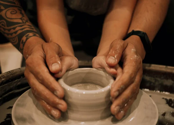 手を閉じて 父親と子供 陶器工房で型付けされたセラミック花瓶 ライフスタイルコンセプト — ストック写真