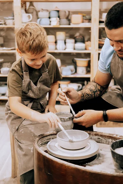 Pottering Con Figlio Giovane Ragazzino Fiducioso Che Fanno Pentole Ceramica — Foto Stock