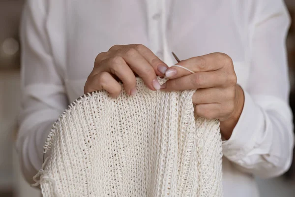 Woman Hands Knitting Brown Wool Yarn Pattern Closeup Horizontal Photo — Stock Photo, Image