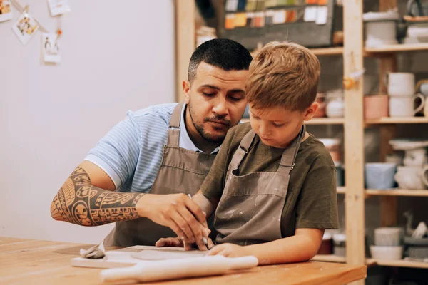 Papà Piccolo Figlio Sono Impegnati Nella Creatività Nel Laboratorio Ceramica — Foto Stock