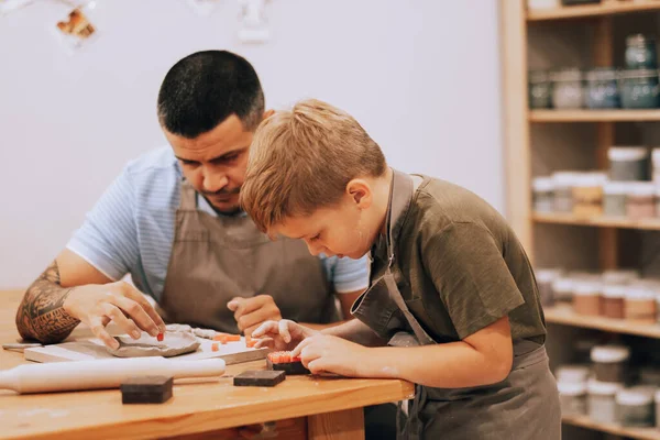 Papà Piccolo Figlio Sono Impegnati Nella Creatività Nel Laboratorio Ceramica — Foto Stock