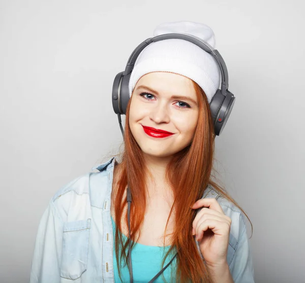 Изображение Оптимистичной Молодой Рыжеволосой Женщины Слушающей Музыку Наушниках — стоковое фото