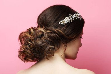 Mücevher, lüks, düğün ve insan konsepti: saçında muhteşem diyademi olan genç gelin. Arka plan.