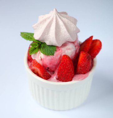 Çilekli dondurma ve taze çilek, beyaz arka planda lezzetli tatlı..